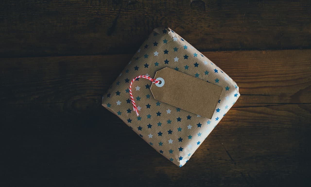 A handwritten card next to string lights